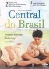 Urso de Ouro no Festival de Berlin, 'Central do Brasil' é um filme comovente e emocionante. Dora - Fernanda Montenegro - escreve cartas para analfabetos na estação Central do Brasil. Uma das clientes de Dora é Ana, que vem escrever uma carta com o seu filho, Josué, um garoto de nove anos, que sonha encontrar o pai que nunca conheceu. Na saída da estação, Ana é atropelada e Josué fica abandonado. Mesmo a contragosto, Dora acaba acolhendo o menino e envolvendo-se com ele. Termina por levar Josué para o interior do nordeste, à procura do pai. A medida em que vão entrando país adentro, esses dois personagens, tão diferentes, vão se aproximando... Começa então uma viagem fascinante ao coração do Brasil, à procura do pai desaparecido, e uma viagem profundamente emotiva ao coração de cada um dos personagens do filme. 