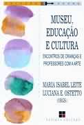 Maria Isabel Leite e Luciana Esmeralda Ostetto organizaram essa colet&acirc;nea a fim de abrir um leque de discuss&otilde;es, direta e sens&iacute;vel, com professores, arte-educadores, muse&oacute;logos, artistas e educadores, buscando compreender e problematizar alguns dos diversos matizes presentes nas rela&ccedil;&otilde;es entre museu, educa&ccedil;&atilde;o e cultura. Organizado em duas parte, a primeira re&uacute;ne textos de pesquisas cuja t&ocirc;nica foi a conceitua&ccedil;&atilde;o dos museus e demais espa&ccedil;os culturais como l&oacute;cus privilegiados de acervo e preserva&ccedil;&atilde;o da mem&oacute;ria cultural; e de produ&ccedil;&atilde;o de conhecimento. A especificidade do conhecimento em quest&atilde;o, que abarca n&atilde;o apenas aquele cient&iacute;fico, mas tamb&eacute;m os de natureza est&eacute;tica e po&eacute;tica, destaca-se como o interesse maior das autoras. A segunda parte, de maneira autoral e pouco usual, traz &agrave; cena olhares e dizeres de professores e crian&ccedil;as que foram ao encontro da obra, atrav&eacute;s de narrativas das experi&ecirc;ncias vividas em diferentes museus brasileiros - viagens investidas de subjetividade, particularidades de cada fruidor, com a ousadia de dizer o, talvez, indiz&iacute;vel; depoimentos que evidenciam e problematizam a experi&ecirc;ncia est&eacute;tica. 