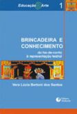 Neste livro, a prof. Vera L&uacute;cia Bertoni dos Santos aborda a evolu&ccedil;&atilde;o das brincadeiras e a postura pedag&oacute;gica dos professores frente &agrave;s atividades l&uacute;dicas das crian&ccedil;as na educa&ccedil;&atilde;o infantil e s&eacute;ries iniciais: os jogos, as brincadeiras de faz-dez-conta, os processos de socializa&ccedil;&atilde;o, os jogos de regras, e as representa&ccedil;&otilde;es teatrais. Ressalta a import&acirc;ncia do teatro e da arte para o desenvolvimento infantil. Este &eacute; o livro n&deg; 1 da Cole&ccedil;&atilde;o Educa&ccedil;&atilde;o e Arte. 